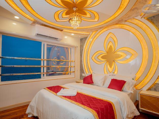 Alappuzha houseboat backwater view
Layanila